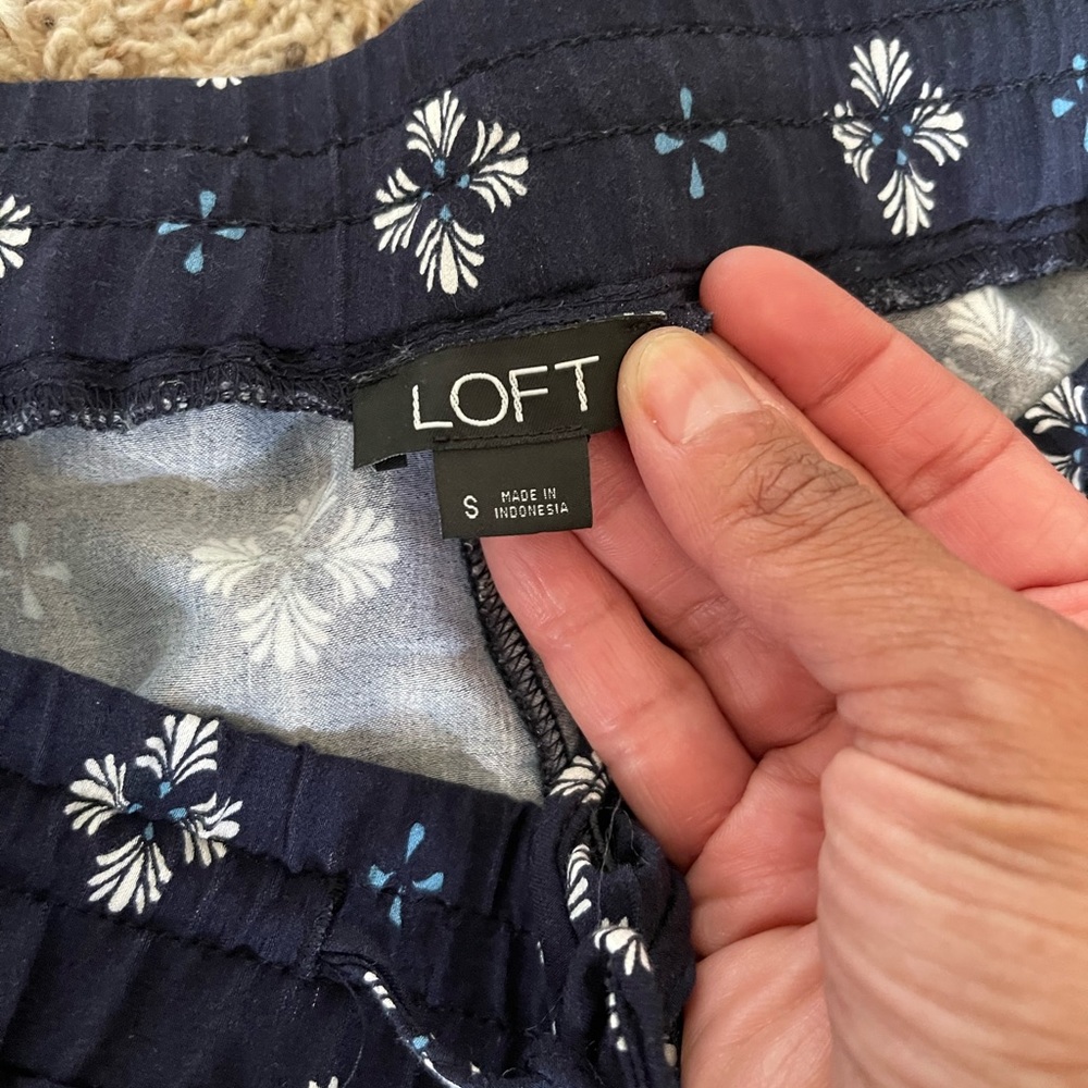 LOFT Fluid Wide Leg Crop Pants With beautiful pattern